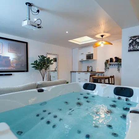 Comme Chez Soi -